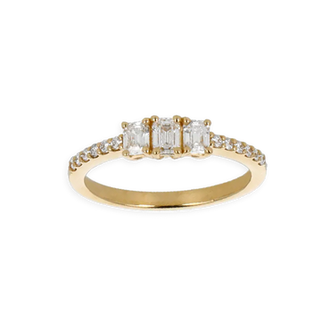 Anello Trilogy Oro Giallo 18K con Diamanti Taglio Emerald con Contorno Diamanti Round da 0.73 a 1.08 ct