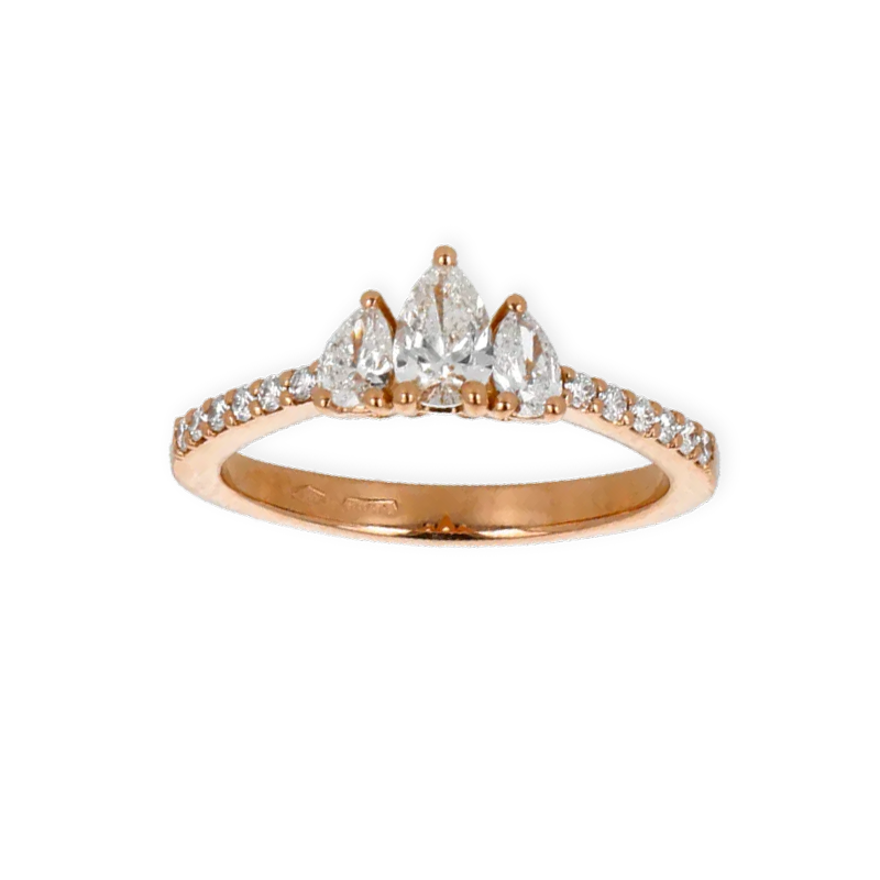 Anello Trilogy Oro Rosa 18K con Diamanti Taglio Goccia con Contorno Diamanti Round da 0.75 a 1.35 ct