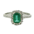 Anello oro bianco 18K con smeraldo emerald centrale con contorno e gambo di diamanti