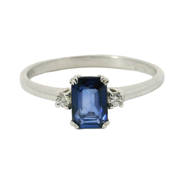 Anello oro bianco 18K con zaffiro emerald centrale e laterale diamanti