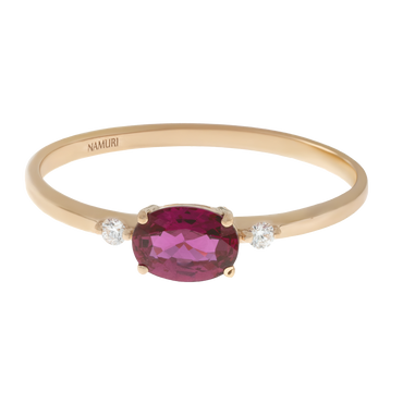 Anello oro giallo 18K con rubino oval e diamanti laterali