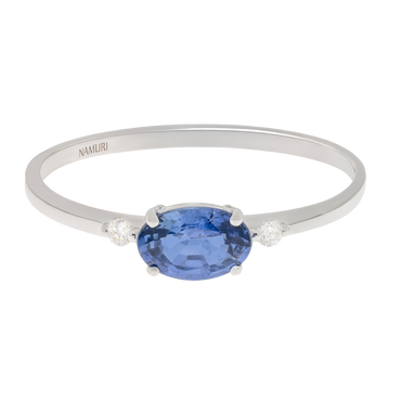 Anello oro bianco 18K con zaffiro oval e diamanti laterali